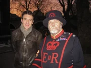 London, UK - Joe Crowley trifft den Chief Yeoman Warder im Tower of London, um über die letzte Hinrichtung im Jahr 1941 zu sprechen.