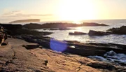 Schottlands Orkney-Inseln: Wellenumtoste Felsen zwischen Atlantik und Nordsee.