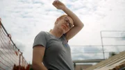 Erkennen, wann die Hitze gefährlich für den Körper wird. Dachdeckermeisterin Julia Peetz muss ihre Arbeit auf dem Dach abbrechen.