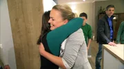 Überglücklich fällt Kerstin Eva Brenner um den Hals