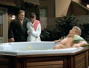 Doug (Kevin James, li.) und Carrie (Leah Remini) wollten eigentlich einen schönen Abend in ihrem neuen Wirlpool verbringen, doch Arthur (Jerry Stiller) ist ihnen schon zuvor gekommen...