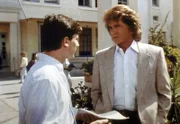 Jonathan (Michael Landon, r.) untersagt Colin (Andrew Lauer, l.), den Rufmord-Artikel zu veröffentlichen.