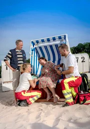 Notfall am Strand: Nora Kaminski (Tanja Wedhorn, li.) und Rettungssanit&auml;ter Lars Hinrichs (Bo Hansen, re.) behandeln Doris Hebestreit (Swetlana Sch&ouml;nfeld).