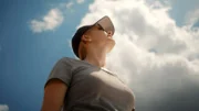 Wie hält sie das aus? Dachdeckermeisterin Julia Peetz arbeitet bei mehr als 30°C auf dem Dach.