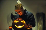 Ludwig (Martin Wenzl) sorgt für die passende Stimmung auf der Halloween-Party.