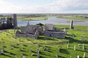 Eines der bedeutendsten Zeugnisse des frühen Christentums in Irland: die Klosterruine von Clonmacnoise