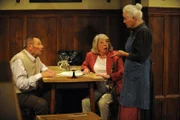 Theres fordert Alois auf, zumindest das Getränk der Dame zu übernehmen. Von links: Alois Preissinger (Erich Hallhuber sen.)und Theresa Brunner (Ursula Erber).