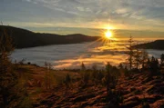 Die Nockberge gehören zu den interessantesten Mittelgebirgsformationen Europas und stellen im Alpenraum aufgrund ihrer sanften Formensprache und ihrer geologischen Vielfalt eine Seltenheit dar. Die geschwungenen grünen Nocken erinnern an Irland, die Hochplateaus an die helle Weite Kastiliens. Im Bild: Sonnenaufgang.