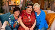 v.l.n.r. Petra Binder, Frl. Wommy Wonder und Doris Reichenauer sitzen auf dem Sofa.