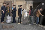 Die jungen Ärzte sind auch nach Feierabend noch ein Team, das zusammenhält. Gemeinsam suchen sie nach Toms Portemonnaie. V.l.n.r. Mikko Rantala (Luan Gummich), Vivienne Kling (Jane Chirwa), Dr. Theresa Koshka (Katharina Nesytowa), Ben Ahlbeck (Philipp Danne), Tom Zondek (Tilman Pörzgen), Elias Bähr (Stefan Ruppe).