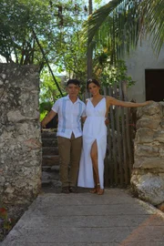 Eva Longoria und Küchenchef Alberto Kú Kú vor seinem Familienhaus in Xocén.
