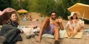 Zoe (Helena Yousefi), Theo (Benito Bause) und Mari (Maryam Zaree) genießen den sommerlichen Strand.