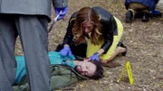 Maura Isles (Sasha Alexander) schaut sich die Leiche eines jungen Mannes (Darsteller unbekannt) genauer an. Das Opfer wurde erschossen und verstarb noch in dem Park.