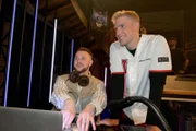 ACHTUNG SPERRFRIST! Die Veröffentlichung dieses Motives ist für alle ONLINE-MEDIEN (außer Programm-Presse) erst ab dem 15.05.2025 frei. Jonas (Felix van Deventer, l.) und Moritz (Lennart Borchert) freuen sich über den Erfolg ihrer Party. +++ Die Verwendung des sendungsbezogenen Materials ist nur mit dem Hinweis und Verlinkung auf RTL+ gestattet.