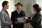 Moni ist froh, dass Schattenhofer den fehlenden Bescheid gefunden hat. Von links: Ludwig Brunner (Martin Wenzl), Bürgermeister Schattenhofer (Werner Rom) und Monika Vogl (Christine Reimer).