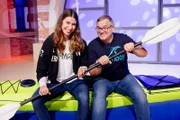 Rennkanutin Pauline Jagsch (links) ist bei Elton (rechts) im Studio und berichtet von ihrem Weg zum olympischen Silber.