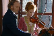 Thomas Buddenbrook (Mark Waschke) macht Gerda Arnoldsen (Léa Bosco) Avancen. Sie ist die Tochter eines wohlhabenden Kaufmanns aus Amsterdam.