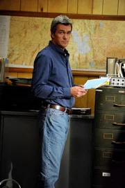 Er erwischt seinen Sohn beim Schule schwänzen und nimmt ihn deswegen kurzerhand mit in den Steinbruch, um ihm den Ernst des Lebens zu lehren: Mike (Neil Flynn) ...