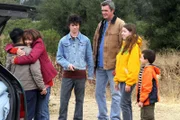 Als die Hecks Takayuki (Matthew Moy, l.), einen Austauschstudenten aus Japan, bei sich aufnehmen, ist der nur wenig von der amerikanischen Kultur begeistert. Doch so schnell geben Frankie (Patricia Heaton, 2.v.l.), Axl (Charlie McDermott, 3.v.l.), Mike (Neil Flynn, 3.v.r.), Sue (Eden Sher, 2.v.r.) und Brick (Atticus Shaffer, r.) nicht auf ...