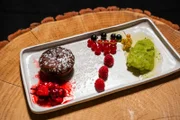 Nachspeise: Zitronen-Lavendel-Küchlein, Fruchtsorbet und fermentierte Beeren.