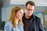 Lars Englen (Ingo Naujoks, r.) und Nina (Julia Schäfle, l.) schauen sich die alten Ermittlungsakten an.