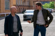 Anwalt Rico Heilmann (Fabian Hinrichs, r.) gibt sich gegenüber Robert (Jürgen Vogel, l.) als der Anwalt des Flüchtigen zu erkennen.