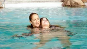 Sonja (Chiara Schoras, li.) rettet Nathalie Wallner (Zsá Zsá Inci) aus dem Pool.