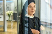 Die Mutter Oberin (Nina Hoger) ist nachdenklich. Soll sie nach Rom gehen?