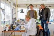 Spurensicherer Franz Wohlfahrt (Helmut Bohatsch, l.), Bezirksinspektor Klaus Lechner (Andreas Kiendl, M.) und Major Carl Ribarski (Stefan Jürgens, r.) sprechen über die ekelhaften Interneteinträge des Opfers.