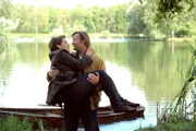 Gregor überrascht Maria mit einer romantischen Bootsfahrt auf dem Weiher. Von links: Maria Kirchleitner (Daniela März) und Gregor Brunner (Holger M. Wilhelm).