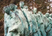 Das Denkmal in Krailling erinnert an den Todesmarsch der KZ-Häftlinge von Dachau nach Waakirchen.