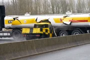 Um Semirs Unschuld zu beweisen und ein Verbrechen zu verhindern sind Semir und Paul am Flughafen. Semir springt im letzten Moment ab bevor der Wagen mit den Gangstern in einen Tanklaster crasht.