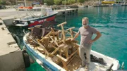 Schuften für den Saisonstart: Giorgos Deligiannis muss das Mobiliar für seine Taverne übers Wasser an den Strand „Glyka Nera“ bringen – denn der ist nur per Boot oder zu Fuß erreichbar.
