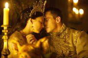 Planen eine gemeinsame Zukunft, obwohl der Papst noch keine Zusage zur Scheidung erteilt hat: Anne Boleyn (Natalie Dormer, l.) und König Henry VIII. (r.) ...