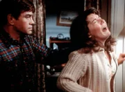 Kenny (Ben Andrews, l.), der noch unter den Kriegsfolgen leidet, bei einer Tätlichkeit gegen seine Frau Laurie (Carol Jones, r.).