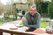 Karl Ploberger beantwortet die Gartenfrage der Woche: Wie kann ich bei Balkonkistchen Wasser sparen und kann ich bei Topf- und Kübelpflanzen auch mulchen?