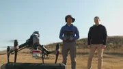 Die Technikexperten Eric Lo und Ryan Kastner beim Start ihres Drohnenscanners.