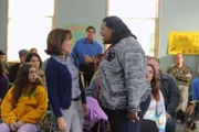 Als Frankie (Patricia Heaton, M.) erfährt, dass Sues (Eden Sher, l.) Langstreckenteam aus Budgetgründen gestrichen werden soll, geht sie in der Elternkonferenz dagegen vor. Sehr zum Missfallen mancher Eltern, wie einer Mutter (Chane't Johnson, r.), die sich für den Schachclub einsetzt ...