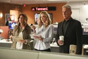 Quinn (Jennifer Esposito, l.), Bishop (Emily Wickersham, M.) und Gibbs (Mark Harmon, r.) tun alles in ihrer Macht Stehende, um Kongressabgeordnete Flemming, die bedroht wird, zu beschützen. Denn der Unbekannte scheint seine Drohungen äußerst ernst zu meinen ...