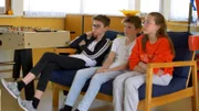 Konfirmanden bei der Vorbereitung auf die Gedenkfeier.