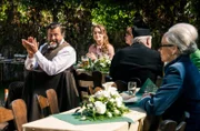Das Schützenfest wird eröffnet, v.l.n.r.: Walter Böcker (Hans Jochen Wagner), Gabriela Illias (Rocío Lutz) und Christel Wolf (Katja Riemann).