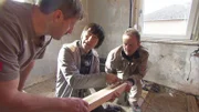 Ein Loch im Küchenboden bereitet John und den Handwerkern große Probleme...