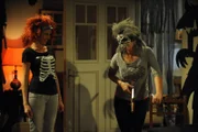 Caro und Yvi haben viel Spaß bei der Halloween-Party. Von links: Caroline Ertl (Teresa Rizos) und Yvonne Preissinger (Alexa Eilers).