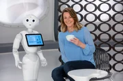 In Japan wird ein Versuchs-Kaffee betrieben, in dem Roboter kellnern. So weit, so normal!. Das Besondere: Die Roboter sind keine autonom agierenden Maschinen, sondern werden von Menschen ferngesteuert, die aufgrund von Krankheit oder Behinderung ans Bett gefesselt sind. Wie das funktioniert und welchen besonderen Nutzen ein solches Roboter-Kaffee hat, erklärt Anja Reschke in „Wissen vor acht - Zukunft“.