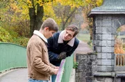 Tom Lehmann (Franz Hartwig, r.) findet den autistischen Jonas Wilke (Juls Serger, l.).