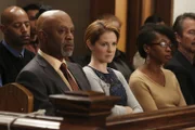 Mit Argusaugen begutachten Dr. Webber (James Pickens Jr. l.) und April (Sarah Drew, M.) den Verlauf der Gerichtsverhandlung. Hat Callie eine Chance, straffrei davon zu kommen?