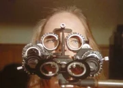 Mary (Melissa Sue Anderson) braucht eine Brille.