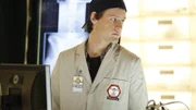 Finn (Luke Kleintank) untersucht mit Brennan die menschlichen Überreste eines Toten, der in einem Koffer gefunden wurde.
