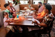 (v.li.): August/Berlin Gross (Devonte Johnson), Miles Brown (Jack Johnson), Marsai Martin (Diane Johnson), Anthony Anderson (Andre ‚Dre‘ Johnson), Tracee Ellis Ross (Rainbow ‚Bow‘ Johnson), Marcus Scribner (Andre ‚Junior‘ Johnson jr.).