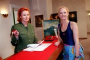 "Schlosshotel Orth", "Das gewonnene Wochenende." Udo und Sabine haben bei einer bekannten Show ein gemeinsames Wochenende im Schlosshotel Orth gewonnen. Ihr ungetrübtes Glück soll nun für die nächste Sendung festgehalten werden. Doch Show-Master Hessels Interesse gilt nicht nur dem Film, sondern vor allem auch der hübschen Sabine.Im Bild (v.li.): Johanna Liebeneiner (Doris), Katja Dvorak-Löwy (Sabine).